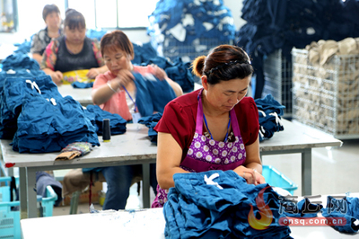 虞城县汉贝迪工人们生产出口服装--商丘网